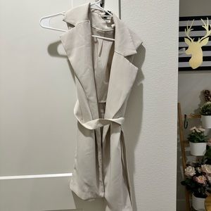 NWOT H&M sleeveless jacket, Size M